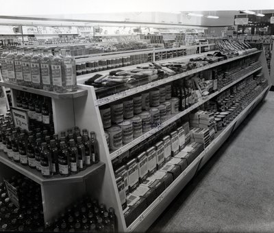Verf- en kwasten gangpad, Woolworths winkel, 1956 door English Photographer